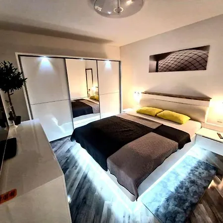 Modern Mediterranean-style 120 M2, Private Parking Free דירה רייקה