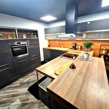 Modern Mediterranean-style 120 M2, Private Parking Free רייקה
